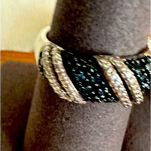 Swarovski’s gorgeous blue and white crystals placed diagonally on this ring - Picture 8 of 11